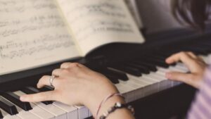 Pourquoi les cours particuliers de piano à domicile avec Allegro Musique favorisent une progression durable